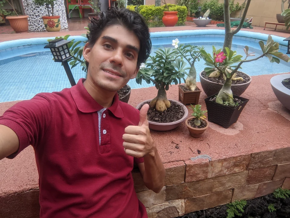 Sr Cardona junto a su colección de Rosas del Desierto en macetas